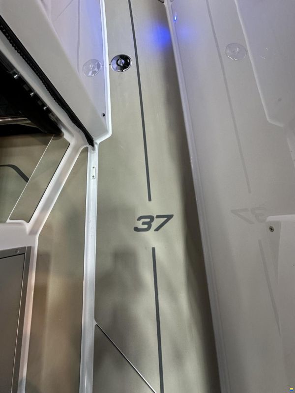 Axopar 37 Sun Top - Iconic Edition