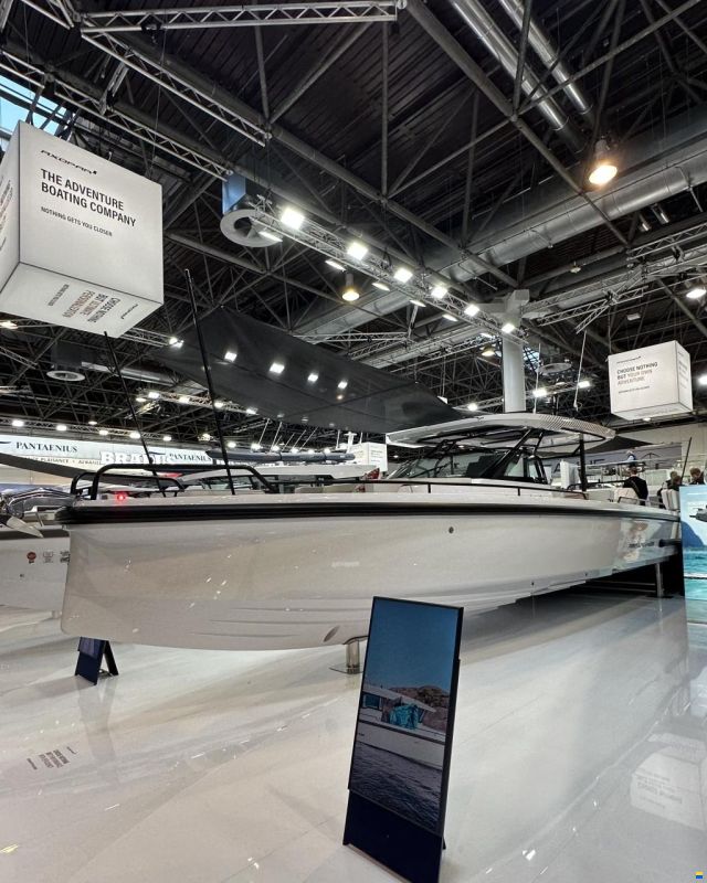 Axopar 37 Sun Top - Iconic Edition