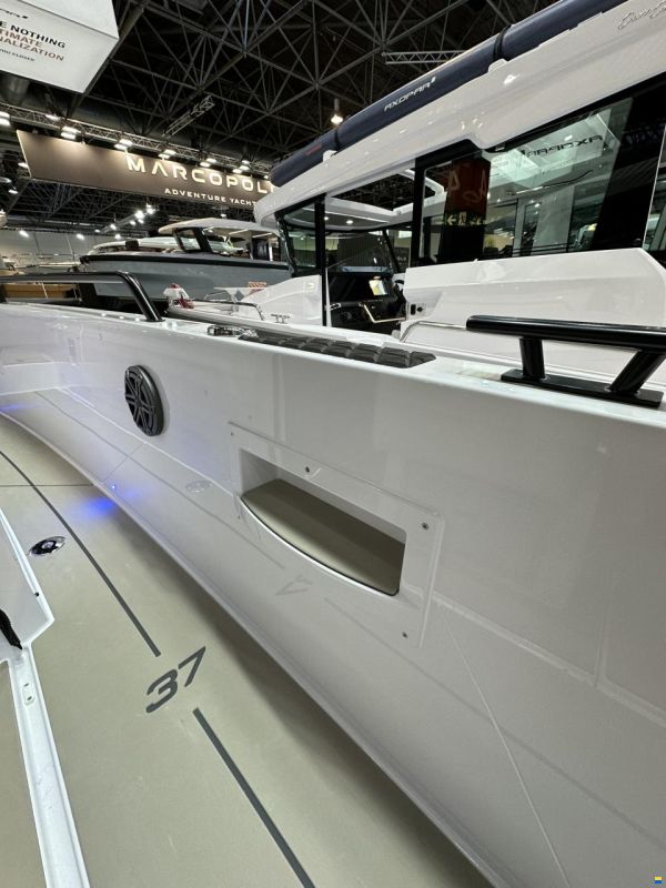 Axopar 37 Sun Top - Iconic Edition