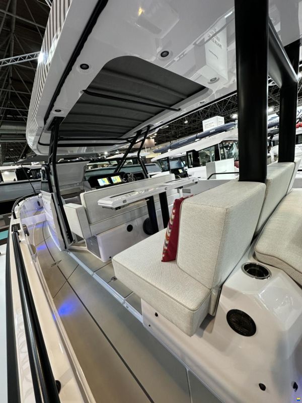 Axopar 37 Sun Top - Iconic Edition