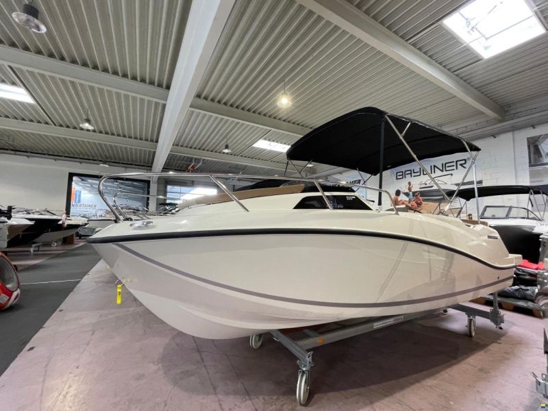 Quicksilver Activ 555 Cabin