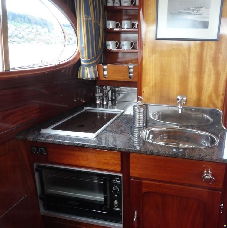 Swiss Craft Sedan Express Cruiser 9.6m