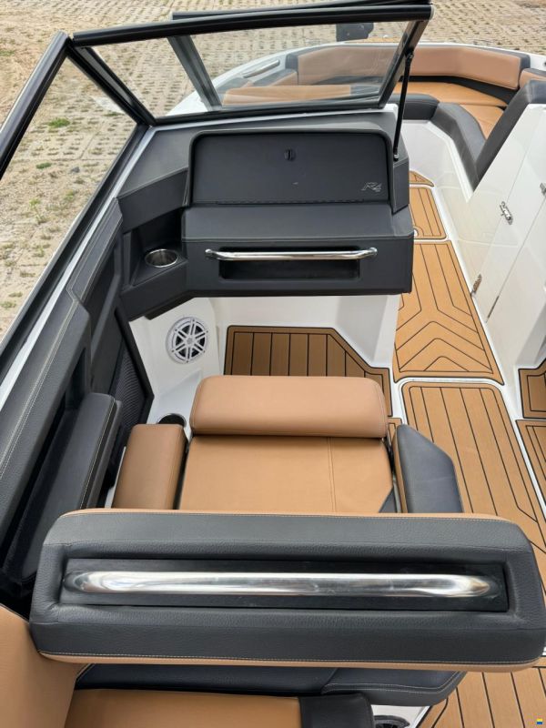Cobalt R4 Surf