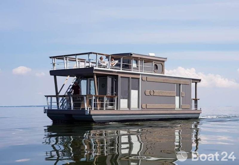 Houseboat  Under Dock  18 0
