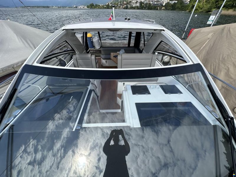 Sealine S335