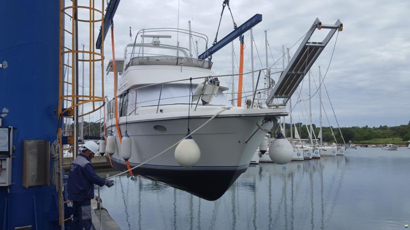 Carver 33 AFT Fly