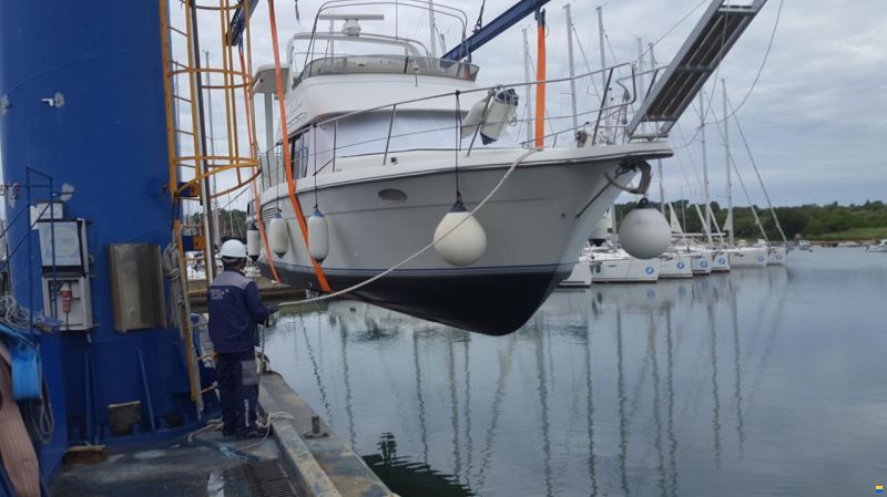 Carver 33 AFT Fly