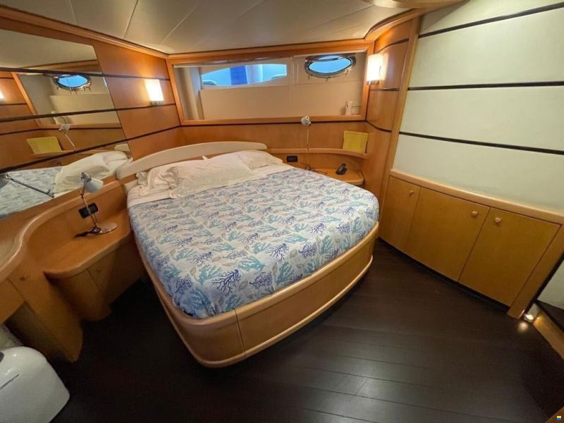 Pershing 76