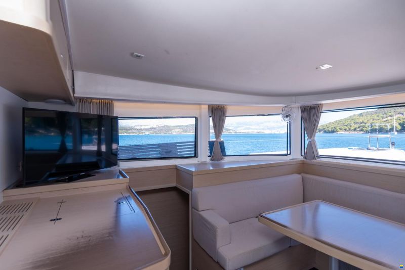 Lagoon 42 (3 cabins)