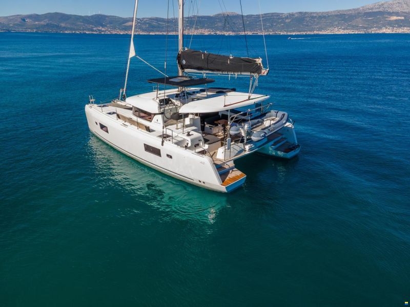 Lagoon 42 (3 cabins)