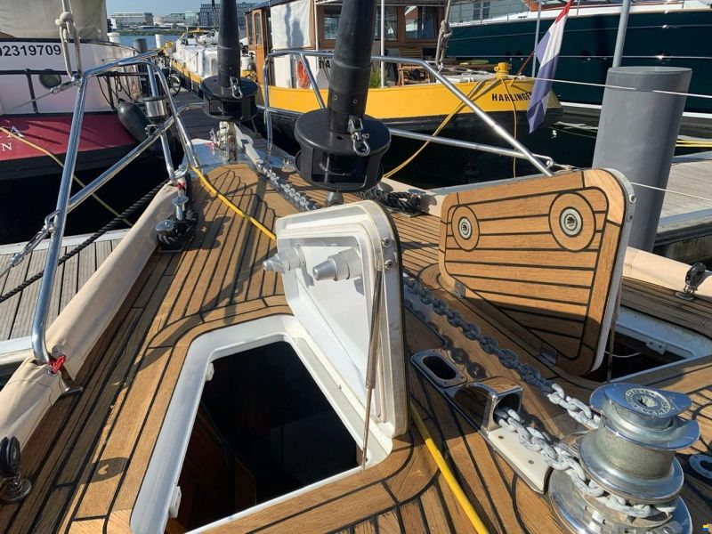 Lagoon Royal Pilot Saloon 65