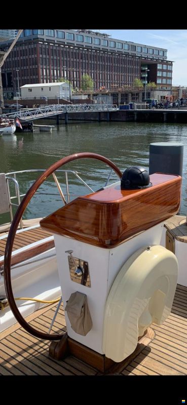 Lagoon Royal Pilot Saloon 65