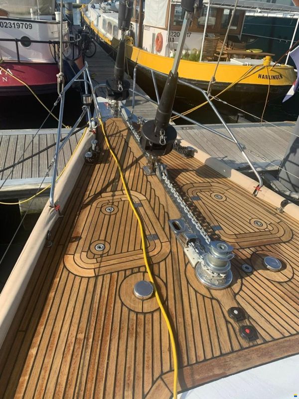 Lagoon Royal Pilot Saloon 65