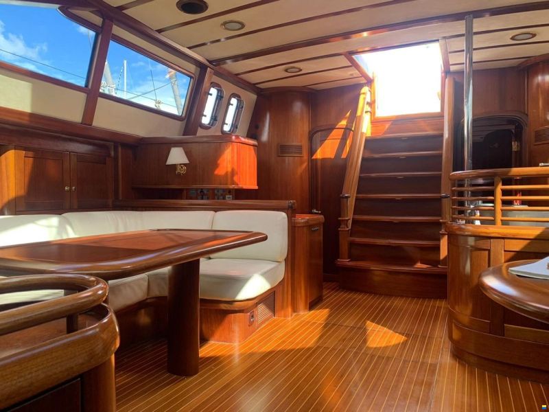 Lagoon Royal Pilot Saloon 65