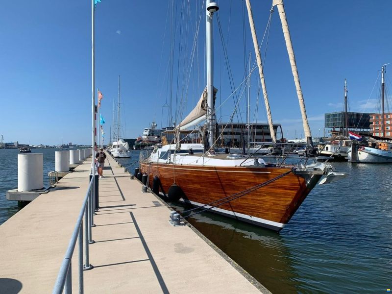 Lagoon Royal Pilot Saloon 65