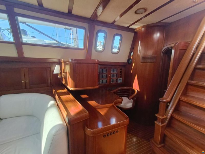 Lagoon Royal Pilot Saloon 65