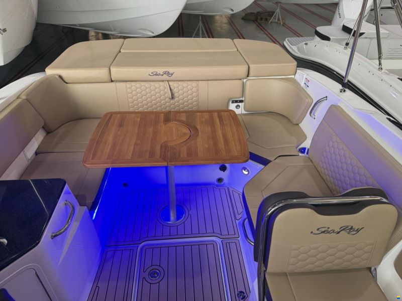 Sea Ray 230 SSE Sunsport