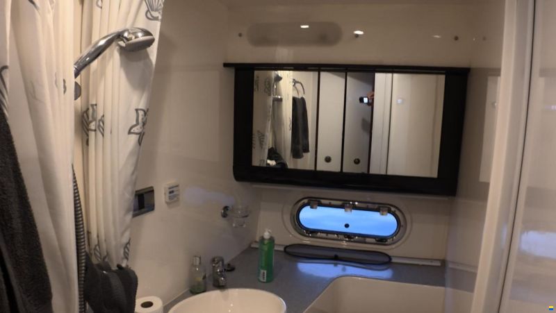 Sealine F42/5