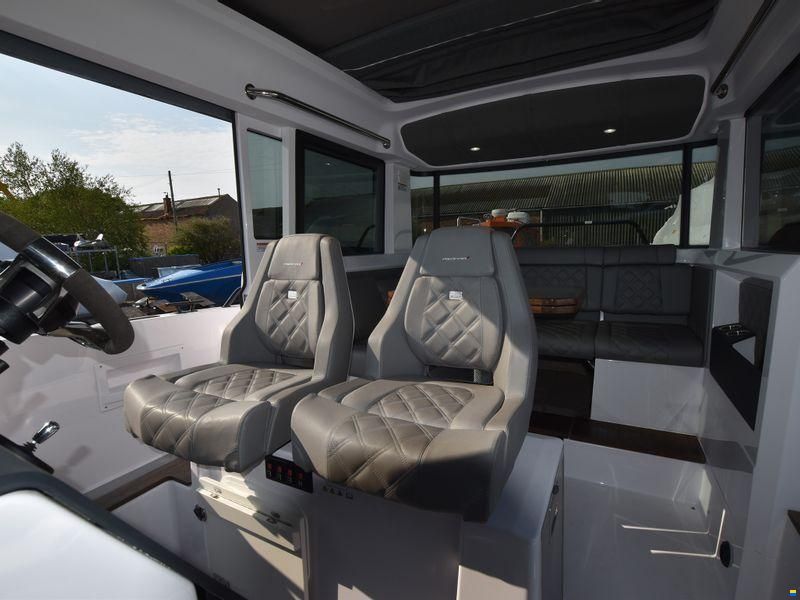 Axopar 37XC Cross Cabin