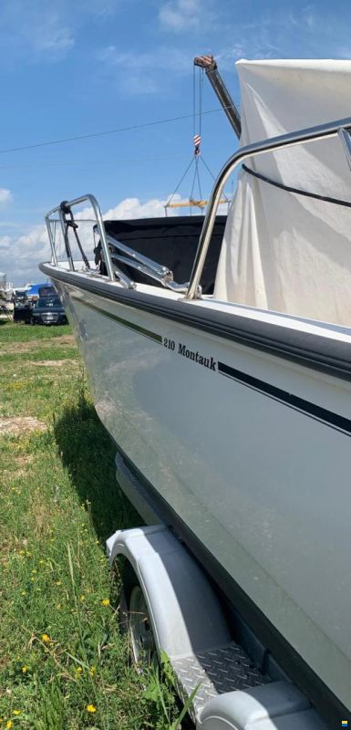 Boston Whaler MONTAUK 210