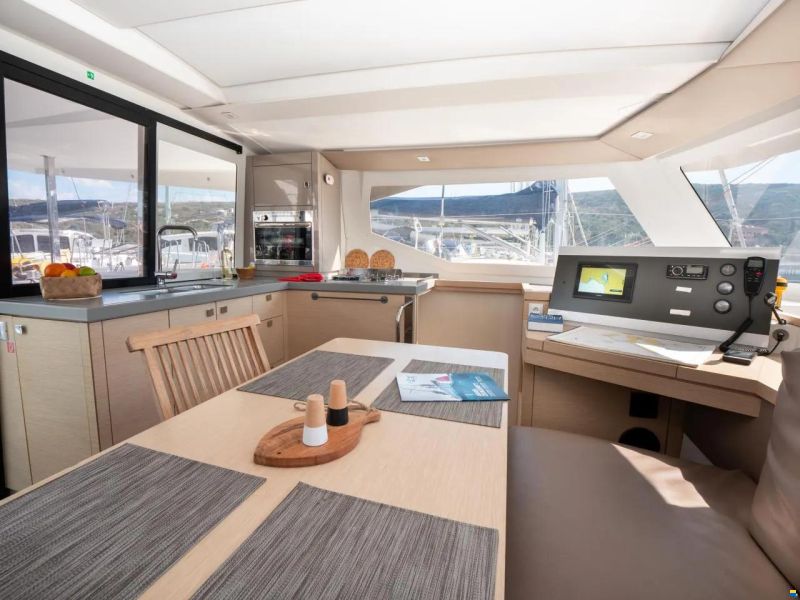 Fountaine Pajot Lucia 40