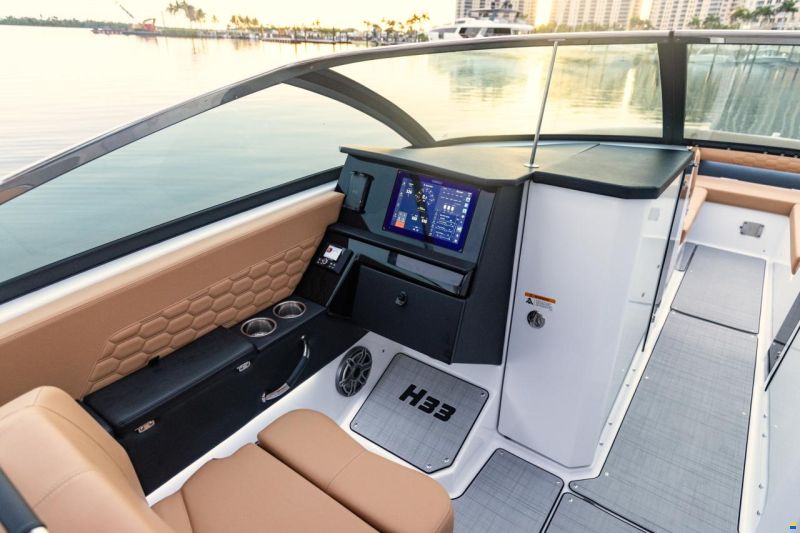 Four Winns H33