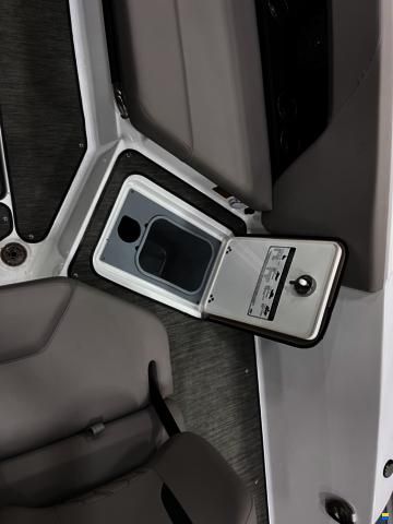 Four Winns H6 FWD Surf Edition