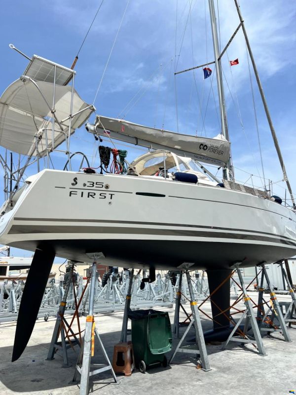 Beneteau First 35