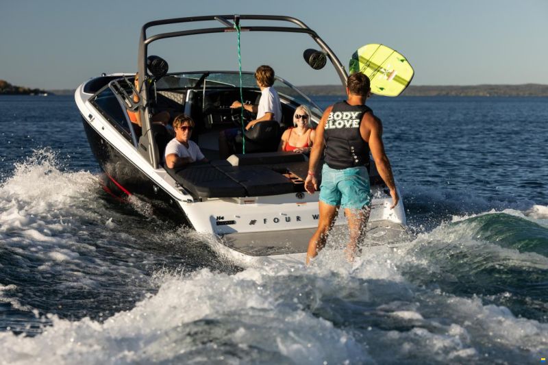 Four Winns H4 Surf Edition