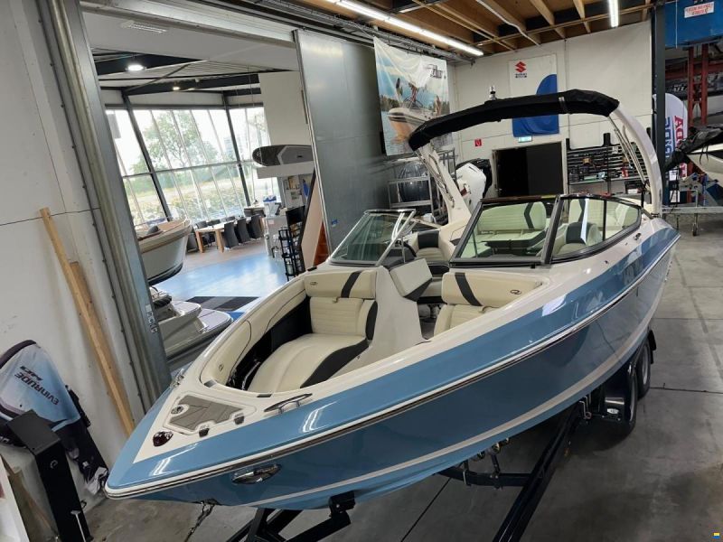 Regal 2300 Bowrider