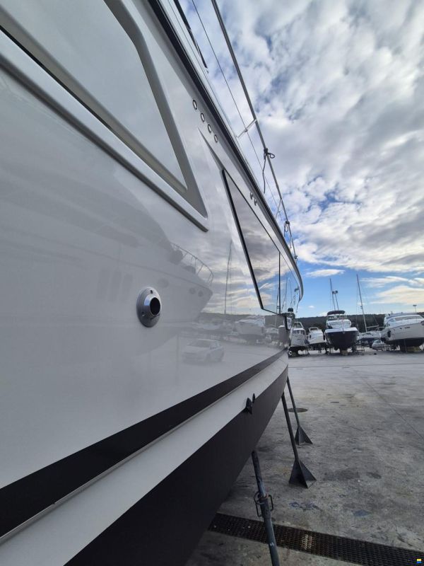 Monte Carlo Yachts MC52