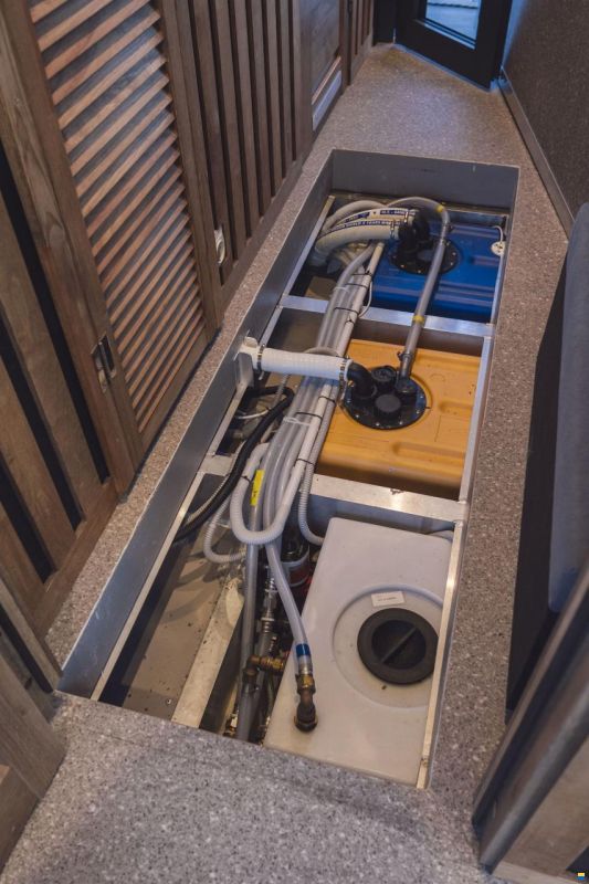 SHB Houseboat GTR 6.3