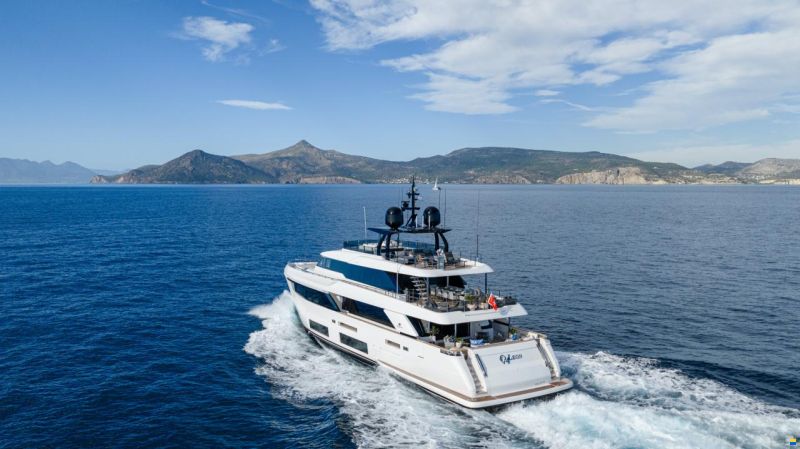 Ferretti Custom Line Navetta 33