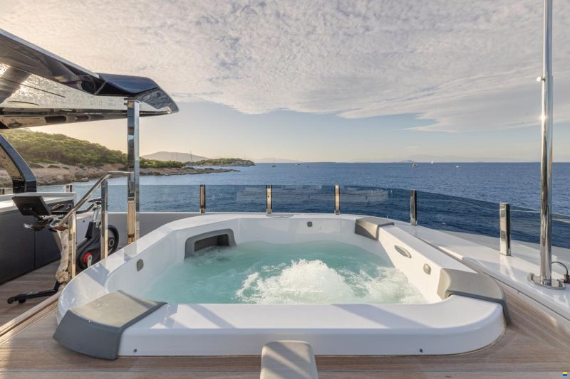 Ferretti Custom Line Navetta 33