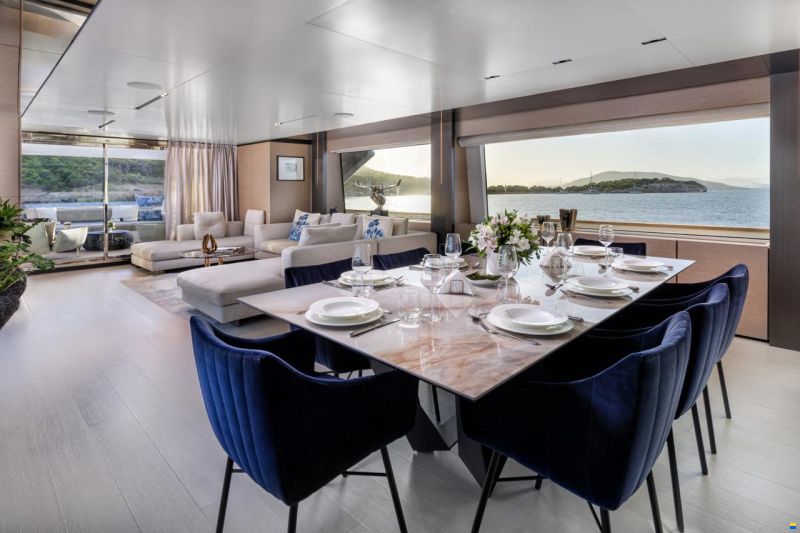 Ferretti Custom Line Navetta 33