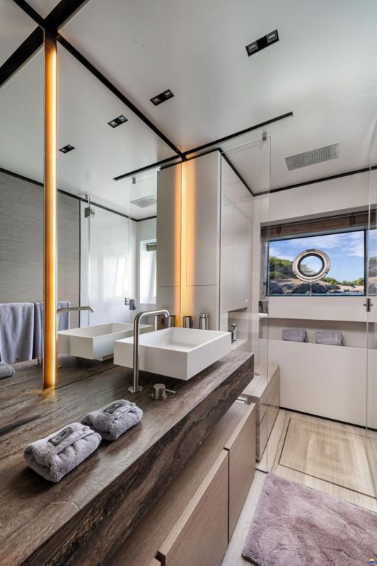 Ferretti Custom Line Navetta 33