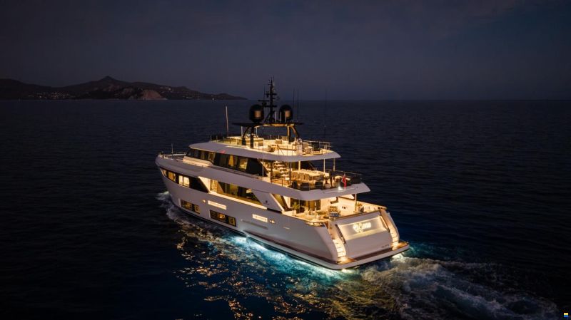 Ferretti Custom Line Navetta 33