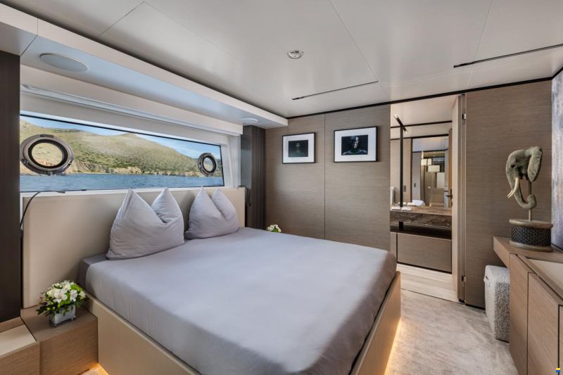 Ferretti Custom Line Navetta 33
