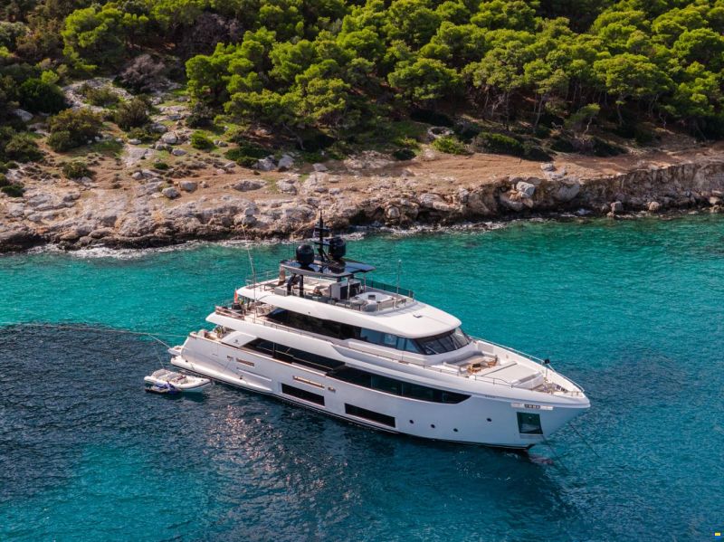Ferretti Custom Line Navetta 33