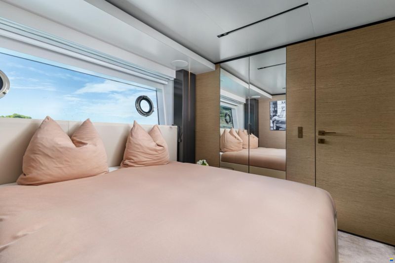 Ferretti Custom Line Navetta 33