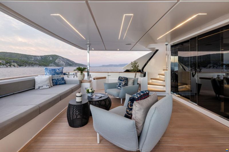 Ferretti Custom Line Navetta 33