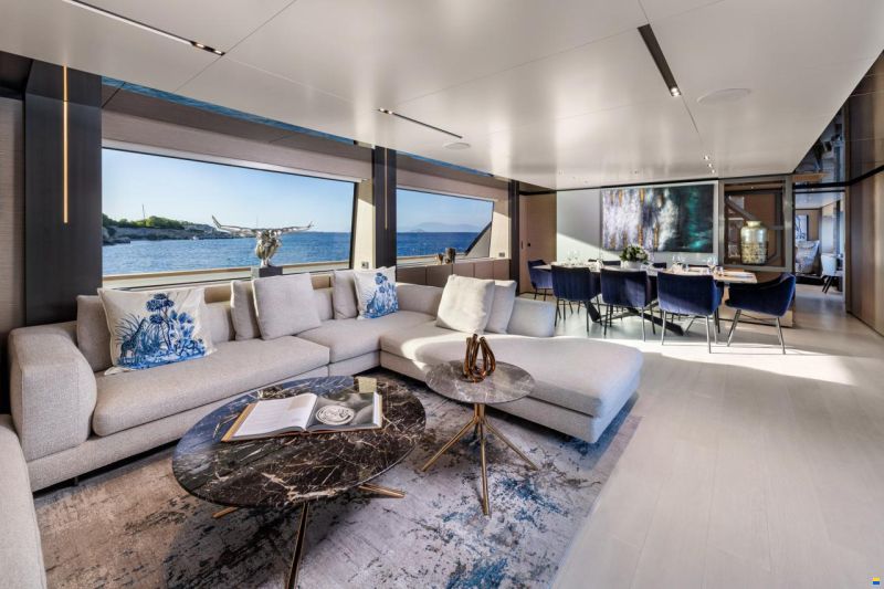 Ferretti Custom Line Navetta 33