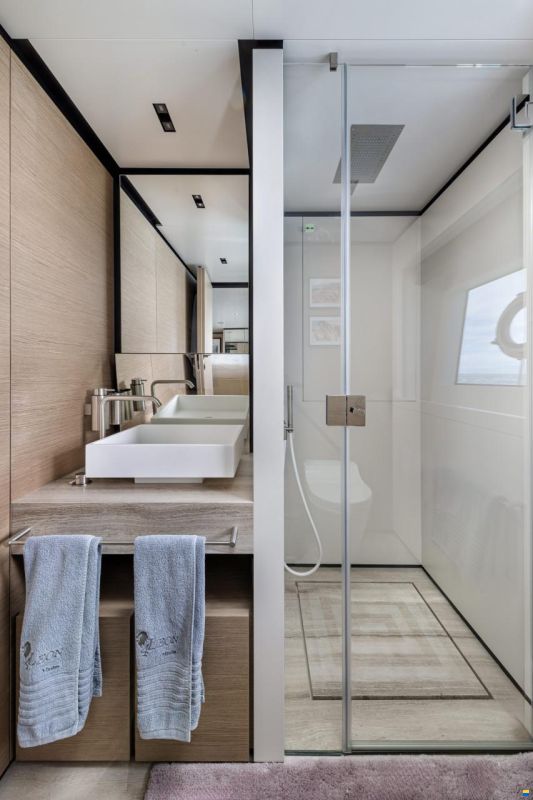 Ferretti Custom Line Navetta 33