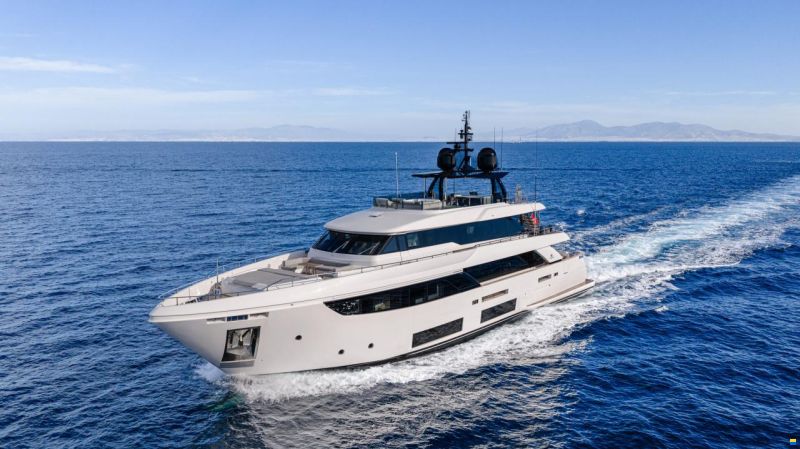 Ferretti Custom Line Navetta 33