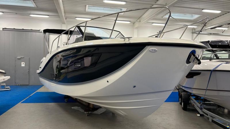 Quicksilver Activ 875 Sundeck