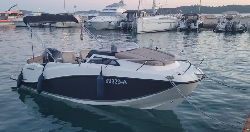 Quicksilver Activ 555 Cabin