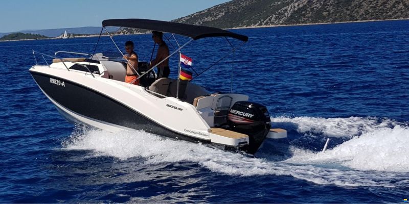 Quicksilver Activ 555 Cabin