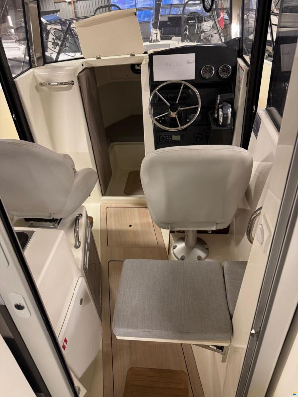 Quicksilver Captur 705 Pilothouse med 225 hk Mercury
