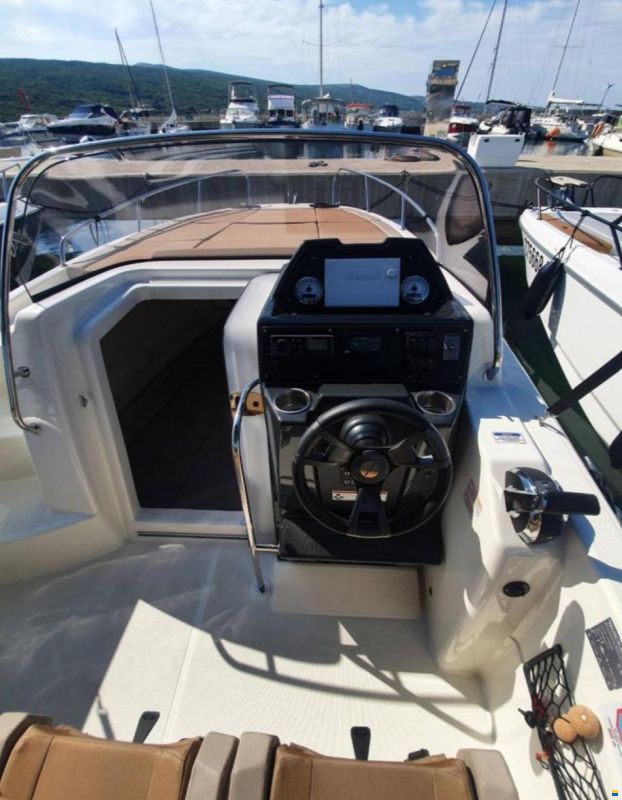 Quicksilver Activ 755 Sundeck