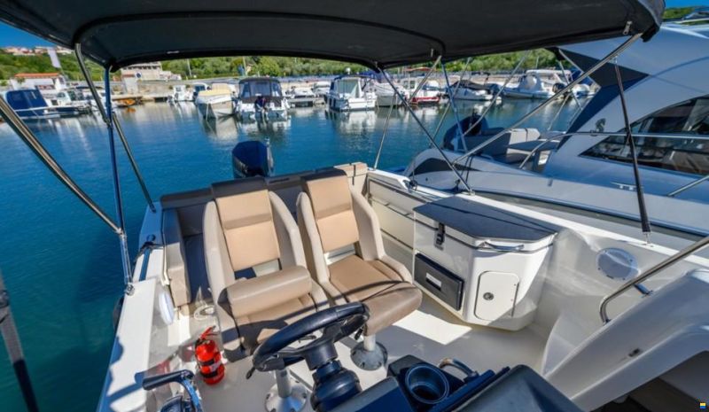 Quicksilver Activ 755 Sundeck